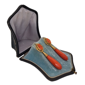 Pendientes franceses con camafeos y coral
